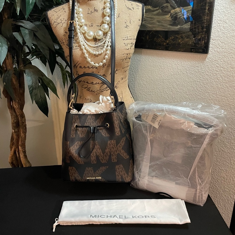 SOLD!!! NWT Michael Kors Bucket Logo Bag